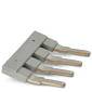 Vierpoliger Stiftstecker aus Metall und Kunststoff, horizontal positioniert.