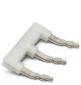 Ein weißer, dreipoliger elektrischer Anschlussstecker mit metallischen Kontakten.