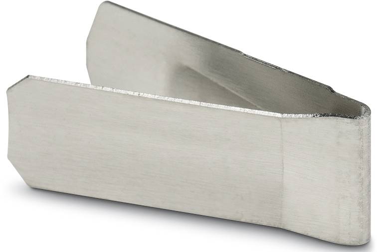 Ein silberner Metallkeil, etwa handflächengroß, liegt auf einer weißen Oberfläche.