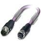Ein violettes Audiokabel mit Metallsteckern an beiden Enden auf weißem Hintergrund.