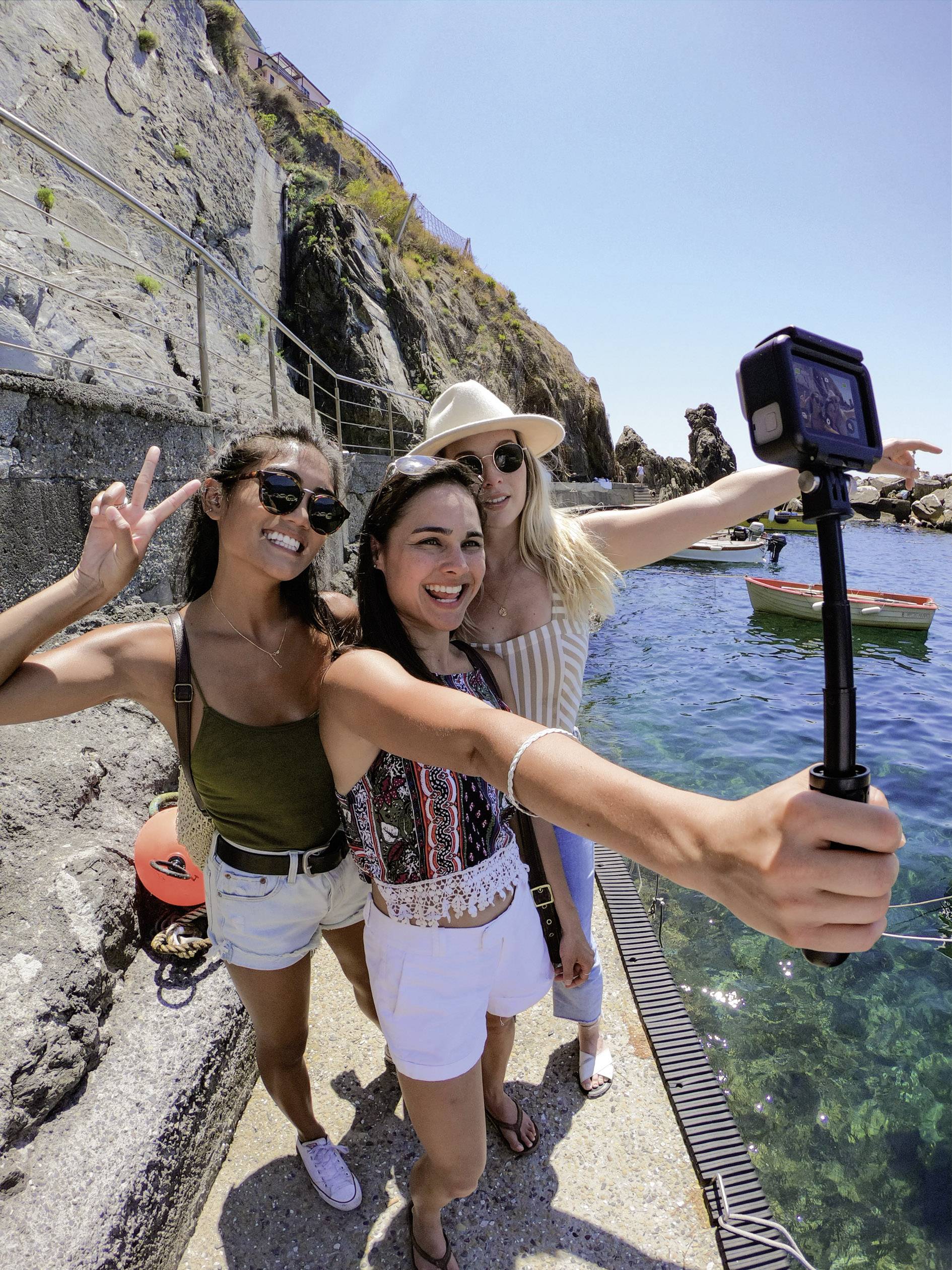 GoPro HERO 7 BLACK inkl. Super Suit und Handgriff Action Cam Full-HD, Wasserfest, Touch-Screen, 4K