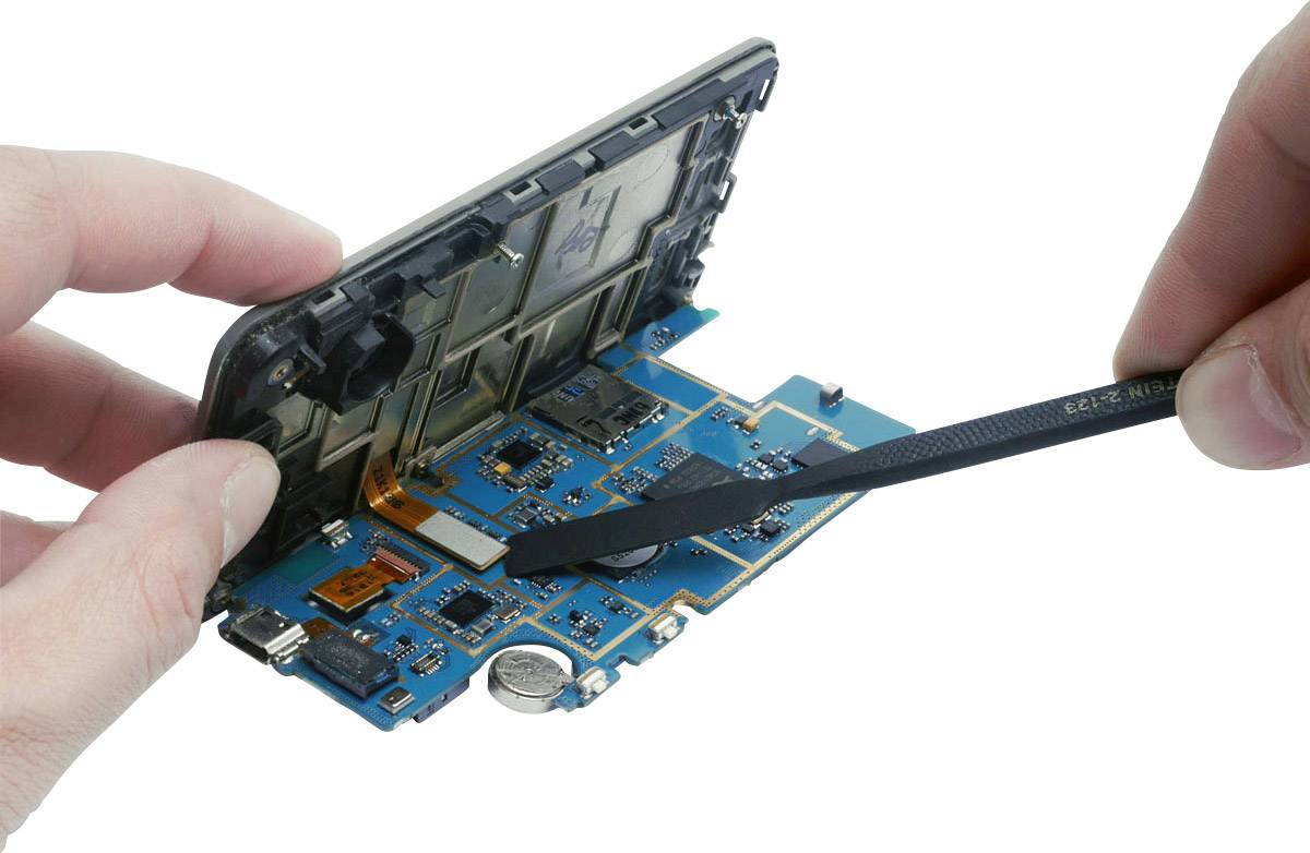 Eine Hand öffnet ein Smartphone, um die interne Leiterplatte freizulegen, und verwendet ein Werkzeug zur Reparatur oder Analyse.