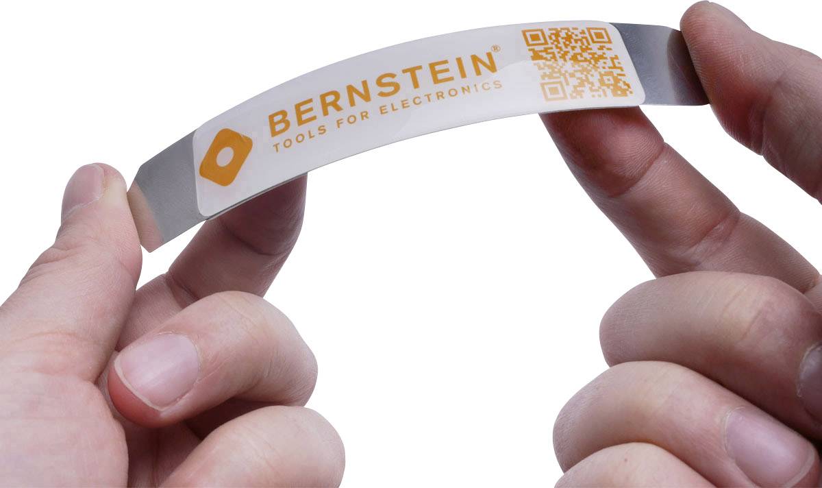 Zwei Hände halten ein Lineal mit der Aufschrift 'BERNSTEIN Tools for Electronics' und einem QR-Code in der Mitte.