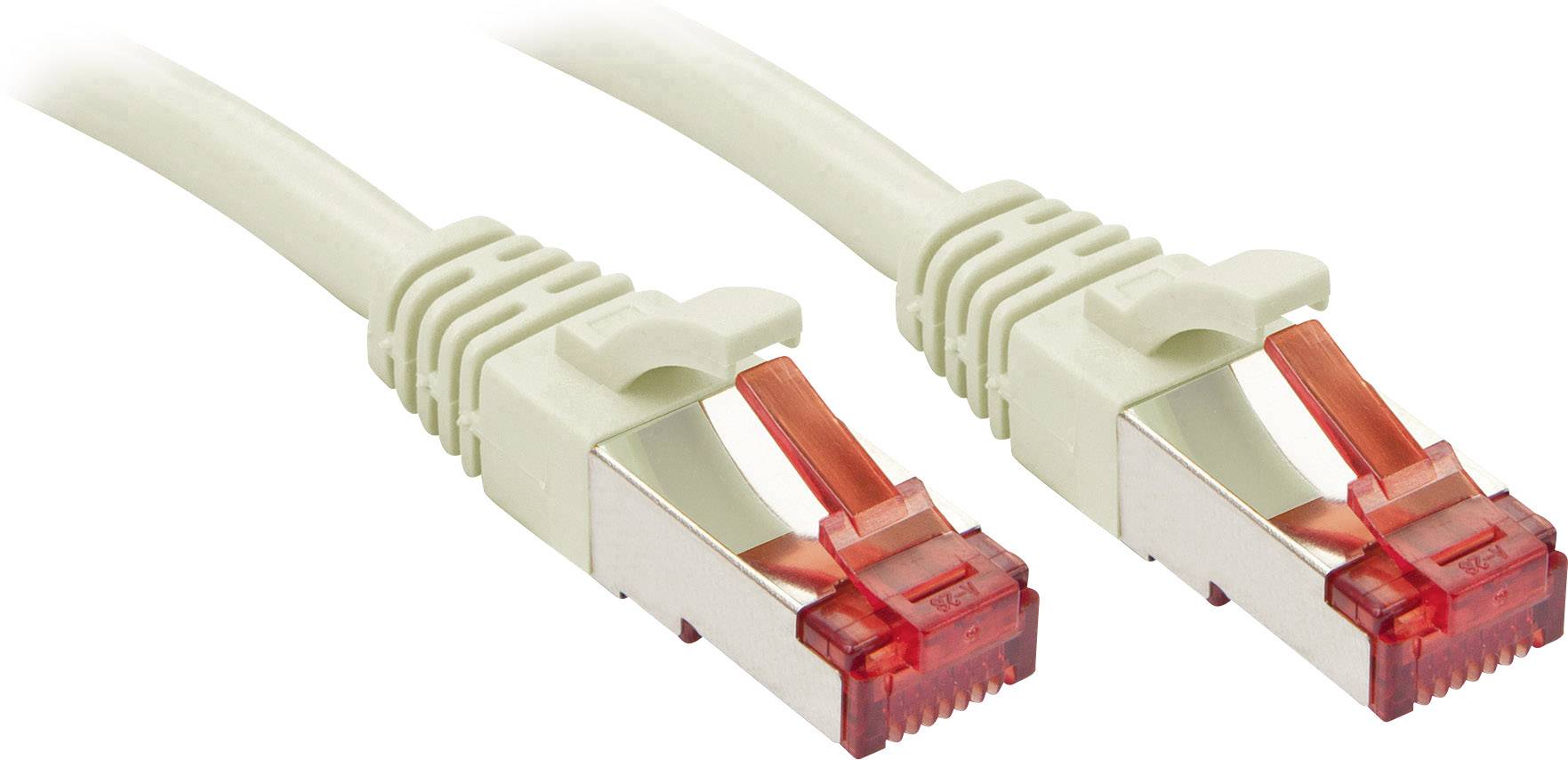 Zwei beige Netzwerkkabel mit roten Steckern auf weißem Hintergrund.