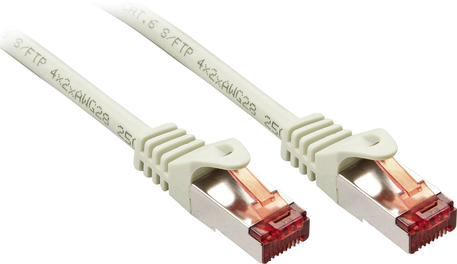 Zwei weiße Ethernet-Kabel mit roten Steckern, die für die Netzwerkverbindung verwendet werden. Sie haben Beschriftungen auf dem Kabelmantel.