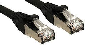 Zwei schwarze Ethernet-Kabel mit silbernen Steckern liegen nebeneinander. Sie sind für die Verbindung von Computernetzwerken geeignet.