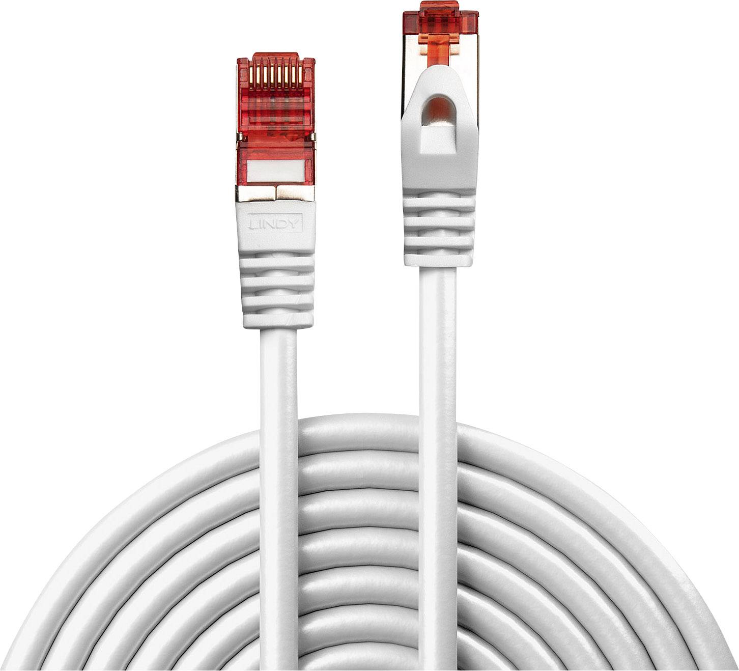 Ein weißes Ethernet-Kabel mit roten Steckern, aufgerollt und von vorne fotografiert, zeigt die Anschlüsse und Kabelstruktur.