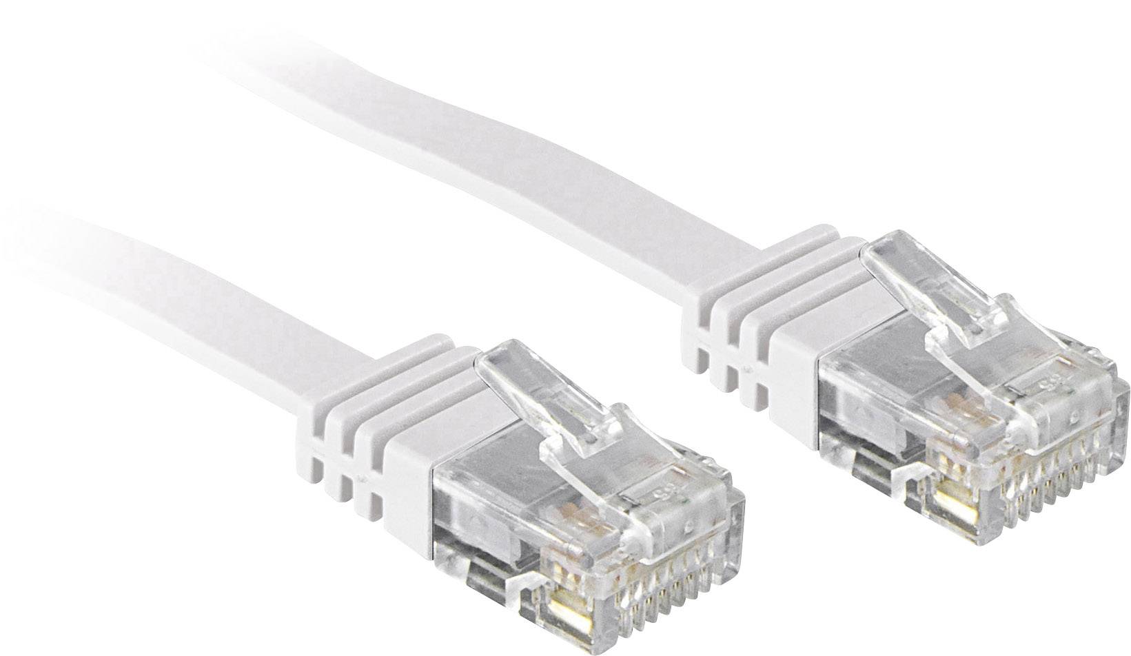 Ein weißes Ethernet-Kabel mit zwei RJ45-Steckern, typisch für Netzwerkverbindungen.