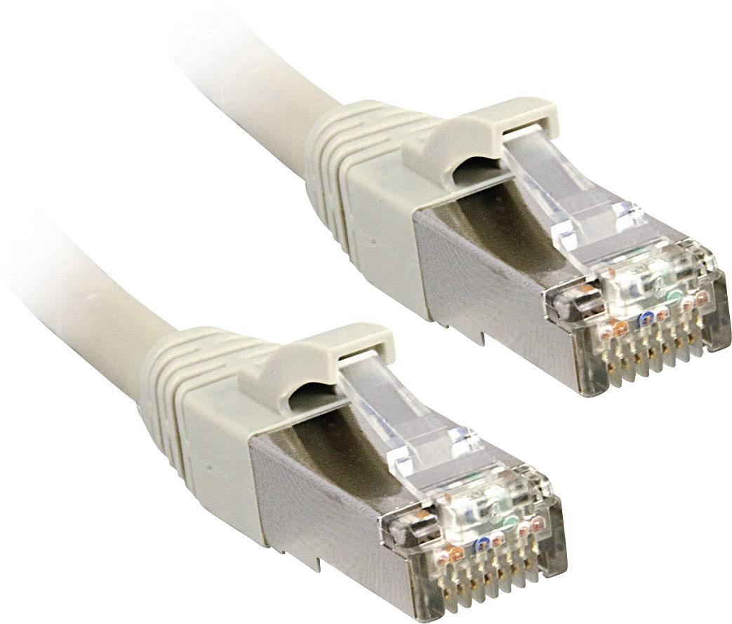 Zwei beige Ethernet-Kabel mit RJ-45-Steckern liegen nebeneinander, bereit für Netzwerkverbindung.