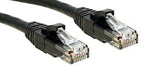Zwei schwarze Ethernet-Kabel mit transparenten Steckern, verbunden, zum Datenaustausch in Netzwerken.