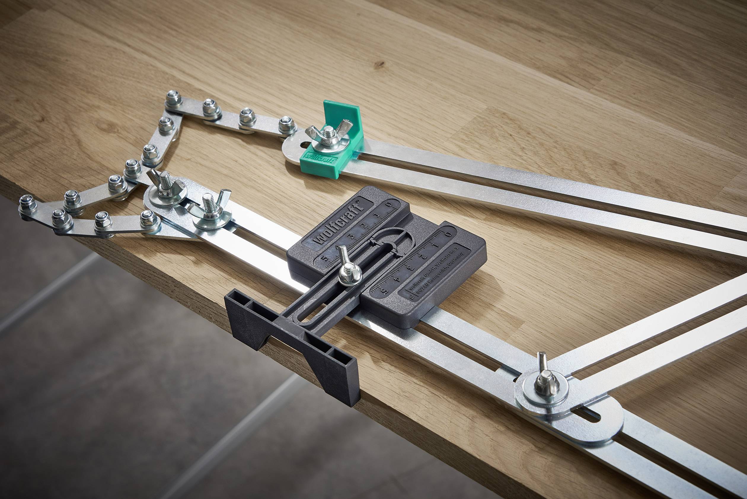 Ein Dübelbohrgerät ist auf einer Holzplatte befestigt. Es hat Metallschienen mit Schraubklemmen zur präzisen Bestimmung von Bohrabständen.