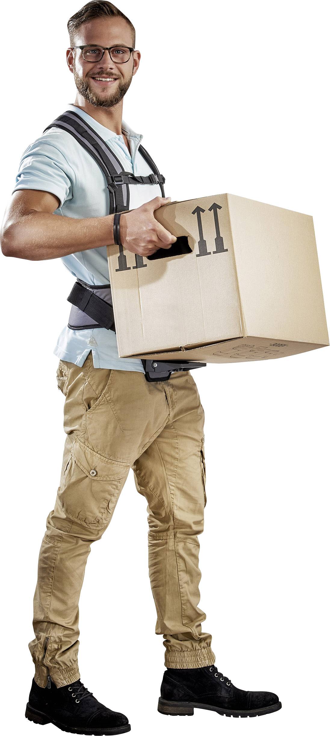 Ein Mann in legerer Kleidung hebt eine große, braune Kiste mit Hilfe eines ergonomischen Hebegurts an.