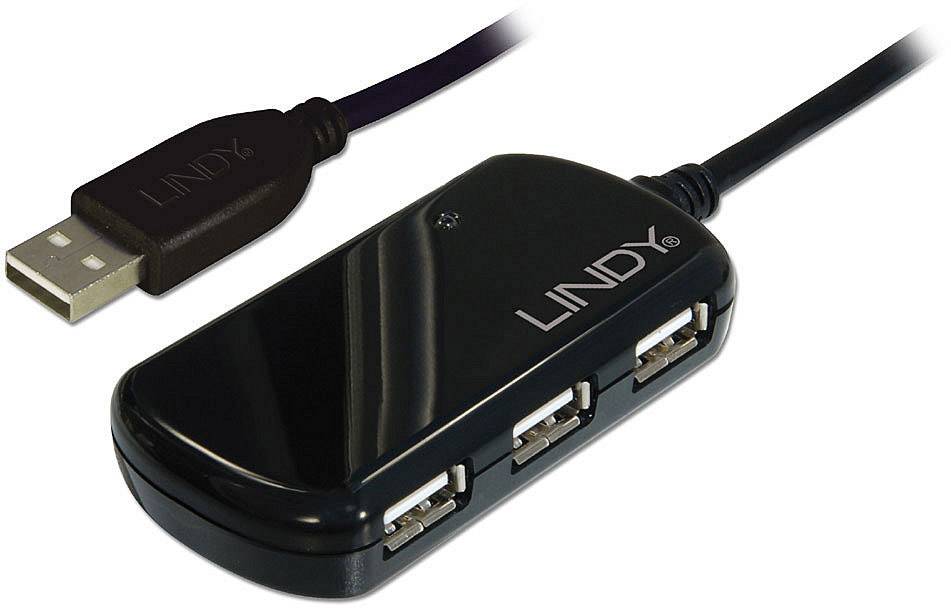 Ein schwarzer USB-Hub mit vier USB-Anschlüssen und einem Kabel, das mit einem USB-Stecker endet. Markenname 'Lindy' sichtbar.