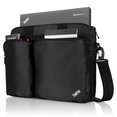 Schwarze Laptoptasche mit zwei großen Vordertaschen; Laptop und Dokument ragen heraus.