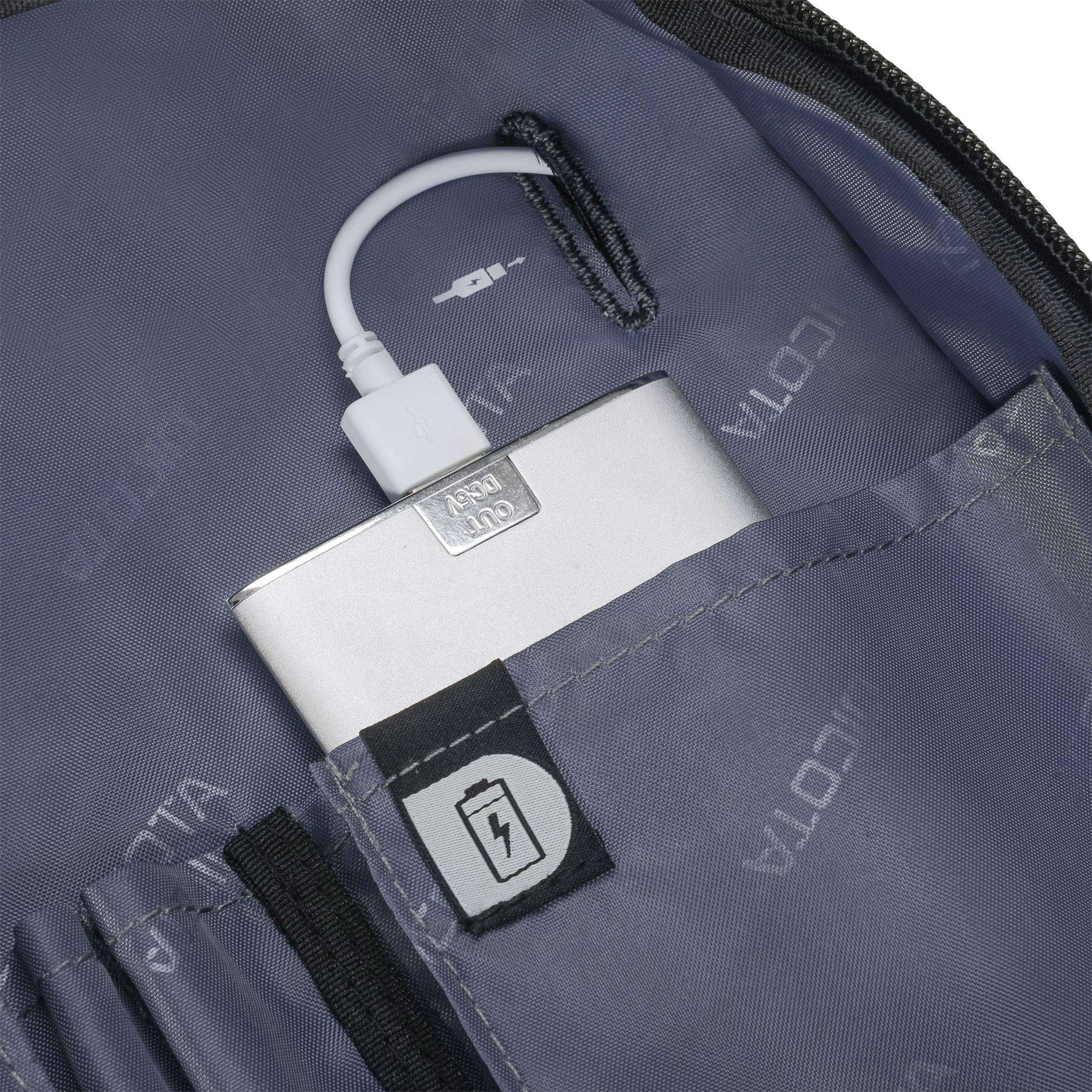 'Interne USB-Verlängerung für Powerbank im Rucksack.' Ein Kabel verbindet die Powerbank mit einem eingebauten Ladeanschluss.