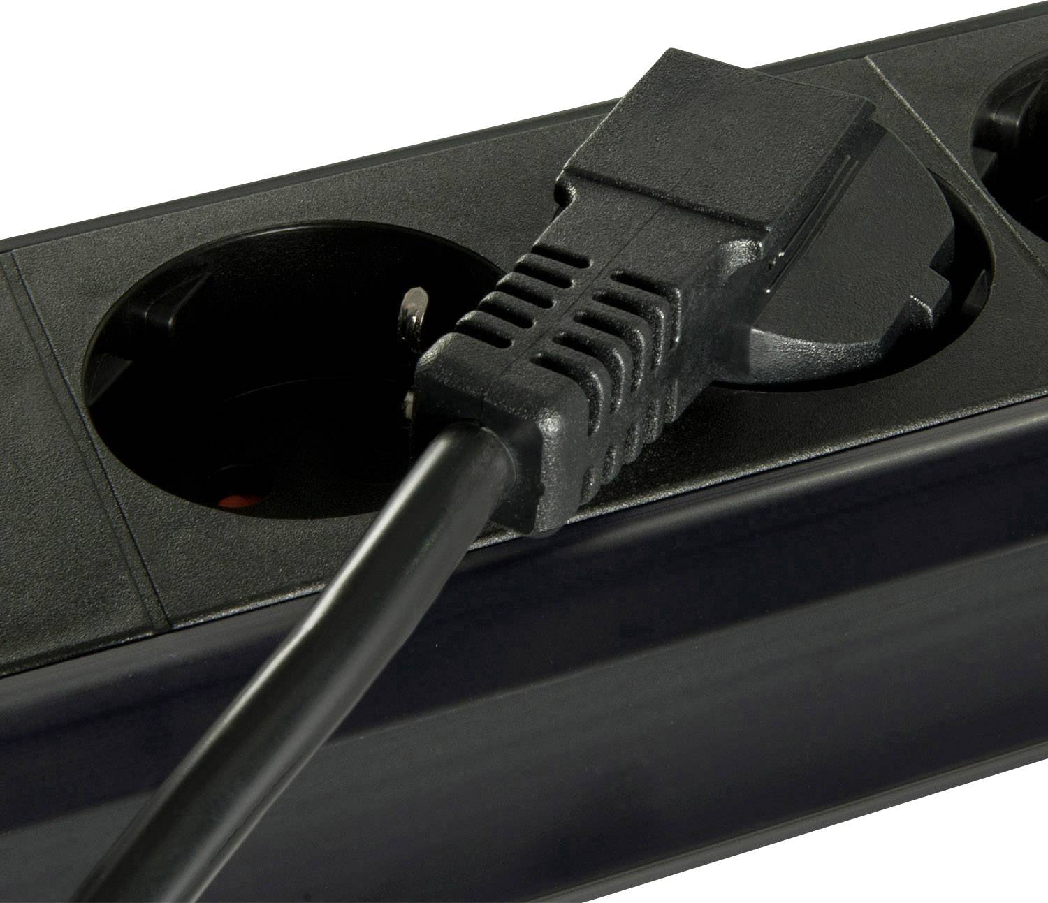 Eine schwarze Mehrfachsteckdose mit einem eingesteckten Stromkabel, das in eine der Buchsen eingesteckt ist.
