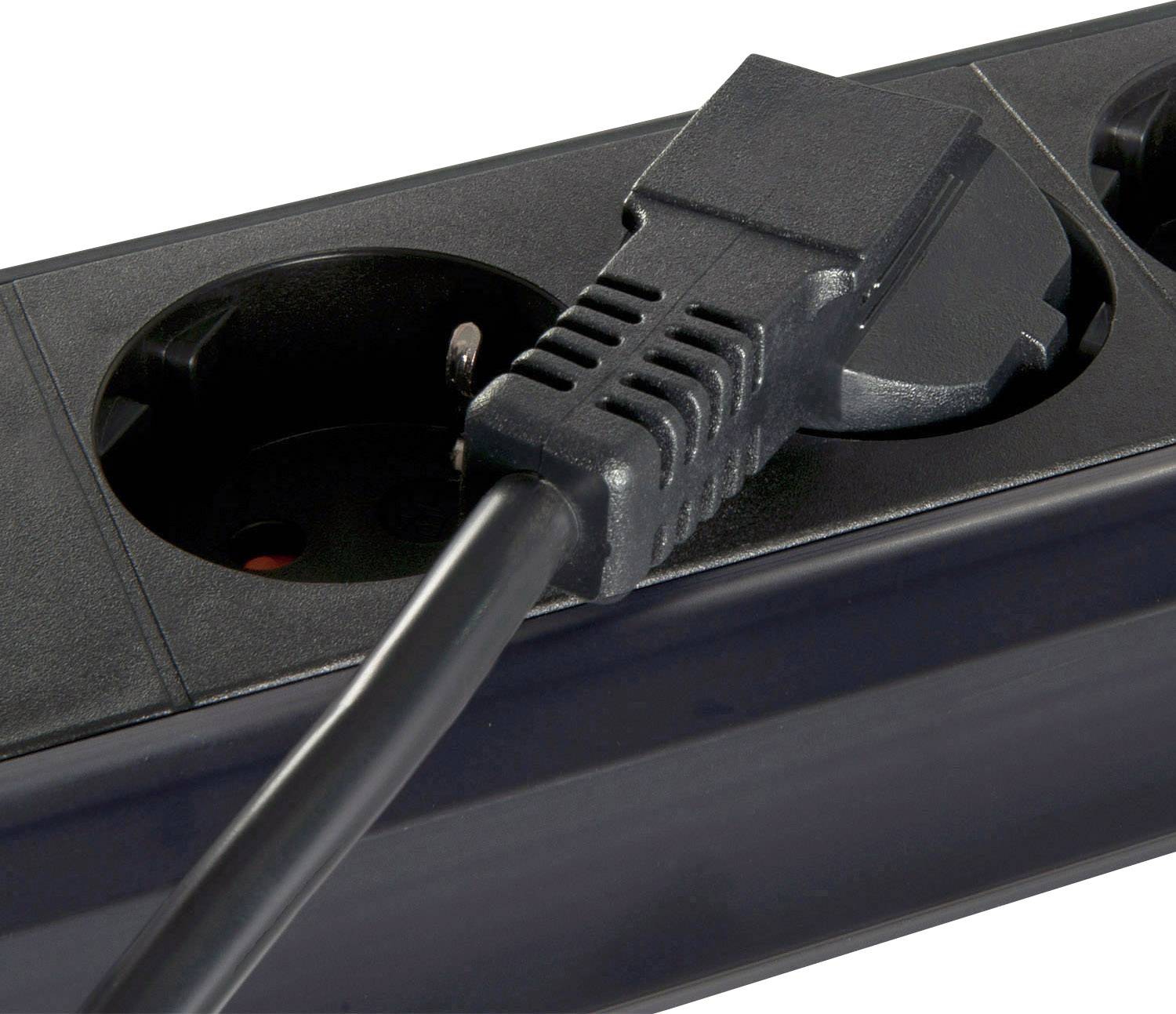 Netzstecker eines elektrischen Geräts ist in eine Steckdosenleiste eingesteckt. Die Leiste hat mehrere Steckplätze.