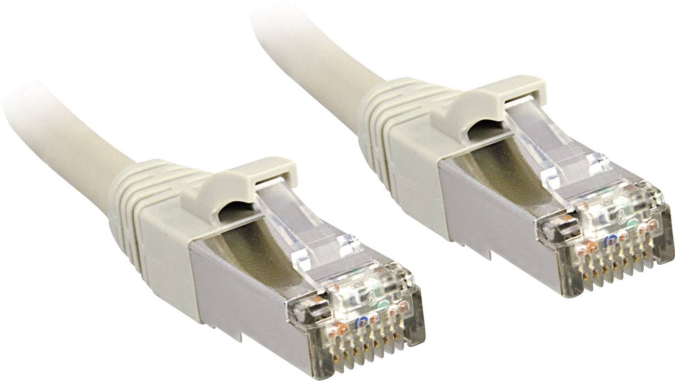 Zwei beige Ethernet-Kabel, mit RJ45-Steckern, nebeneinander liegend.