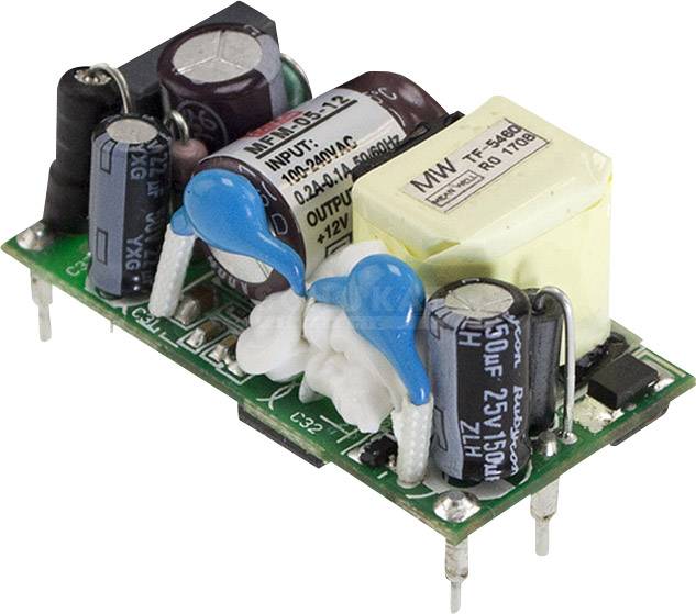 Eine kleine elektronische Platine eines Spannungsreglers mit mehreren Kondensatoren, Spulen und einem Transformator.