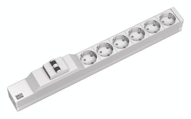 Eine weiße Steckdosenleiste mit sechs Steckplätzen, geeignet zum Anschluss mehrerer elektronischer Geräte.