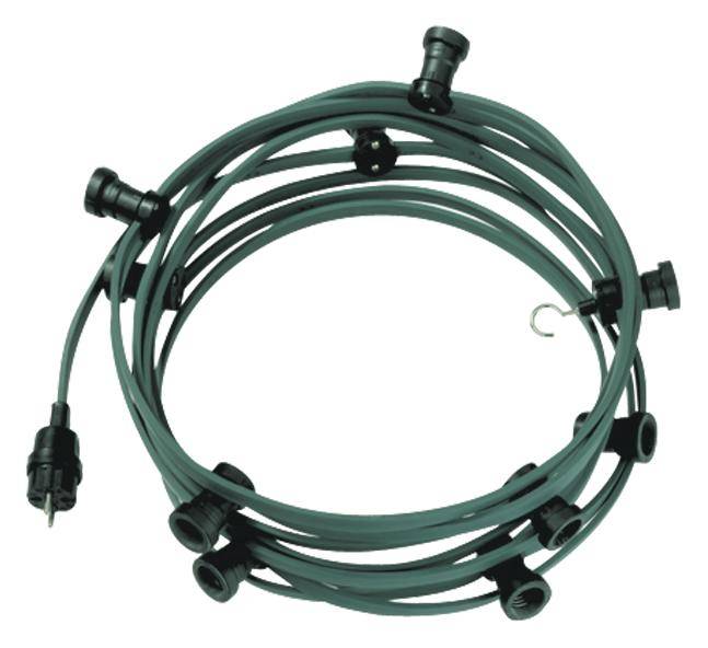 Ein zusammengerolltes grünes Verlängerungskabel mit mehreren Steckdosen und einem Stecker, geeignet für den Außenbereich.