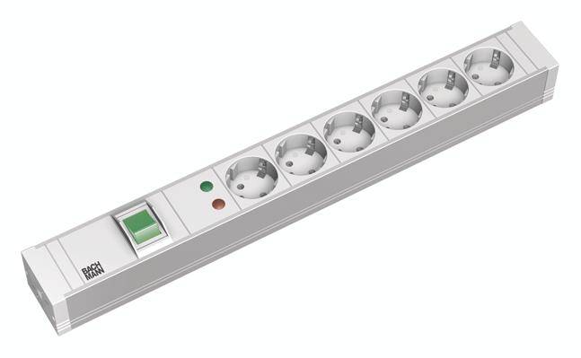 Eine weiße Steckdosenleiste mit sechs Steckplätzen, einem grünen Ein-/Ausschalter und zwei Kontrollleuchten.
