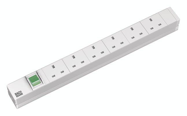 Steckdosenleiste mit neun Steckplätzen und einem grünen Kippschalter, geeignet für mehrere elektrische Geräte.
