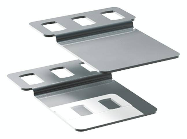 Metallische Halterung mit mehreren rechteckigen Aussparungen, die versetzt in zwei Ebenen angeordnet ist. Geeignet für Bauanwendungen.