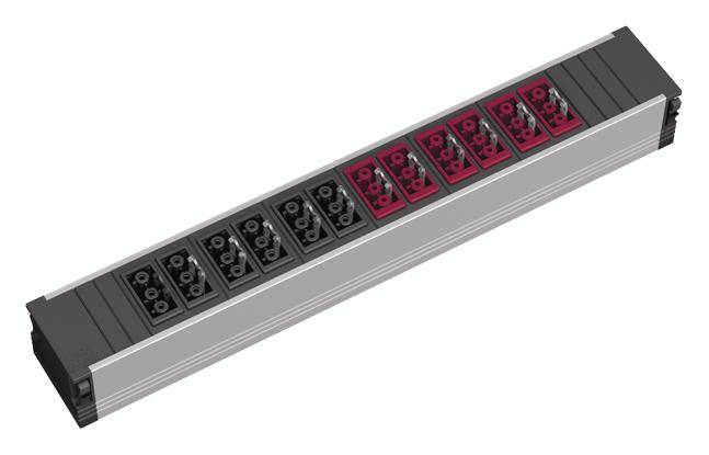 Eine Steckdosenleiste mit mehreren schwarzen und zwei roten Steckplätzen, in einem länglichen, rechteckigen Gehäuse angeordnet.