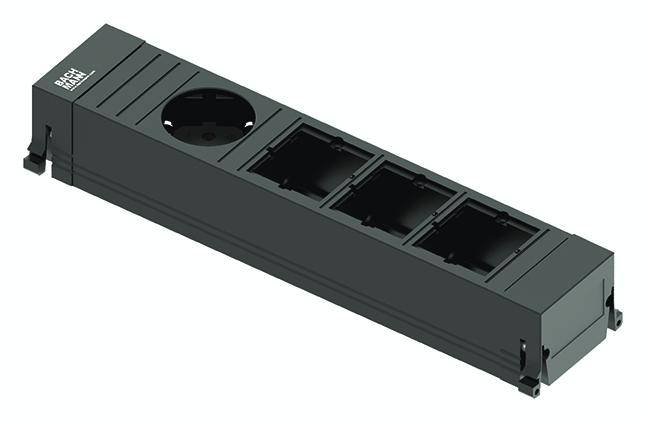 Schwarze Mehrfachsteckdose, eine belegt, drei Plätze frei, geeignet zur Erweiterung von Steckplätzen in elektronischen Installationen.
