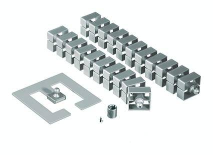 Mehrere silberne Metallwinkel und -platten in unterschiedlichen Größen, die für mechanische Verbindungen oder Konstruktionen gedacht sind.