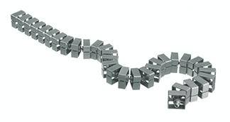 Schlange aus Metallwürfeln, die flexibel verbunden sind und eine wellenartige Form bilden. Es zeigt eine mechanische Struktur oder ein Spielzeug.