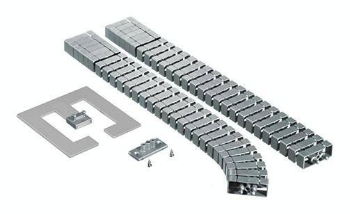 Zwei silberne, flexible Kabelkanäle in L-Form mit Montagezubehör.
