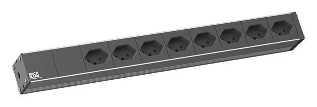 Eine schwarze, horizintale Steckdosenleiste mit acht Steckplätzen, geeignet für den Büro- oder Heimgebrauch.