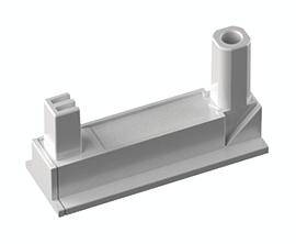 Ein graues Kunststoffbauteil mit zwei unterschiedlich hohen Stützen, vermutlich Teil eines größeren mechanischen oder elektrischen Systems.