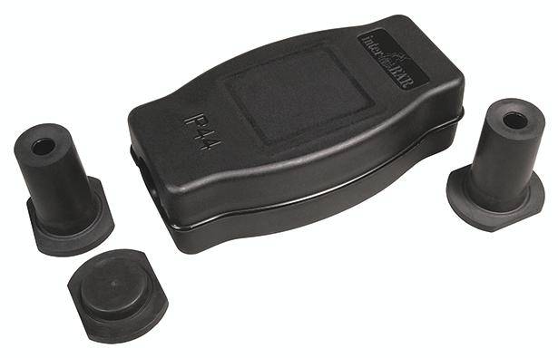 Schwarzes Plastikgehäuse mit abnehmbaren Gummikappen und Dichtungen, vermutlich ein Teil eines elektronischen Geräts oder einer Befestigung.
