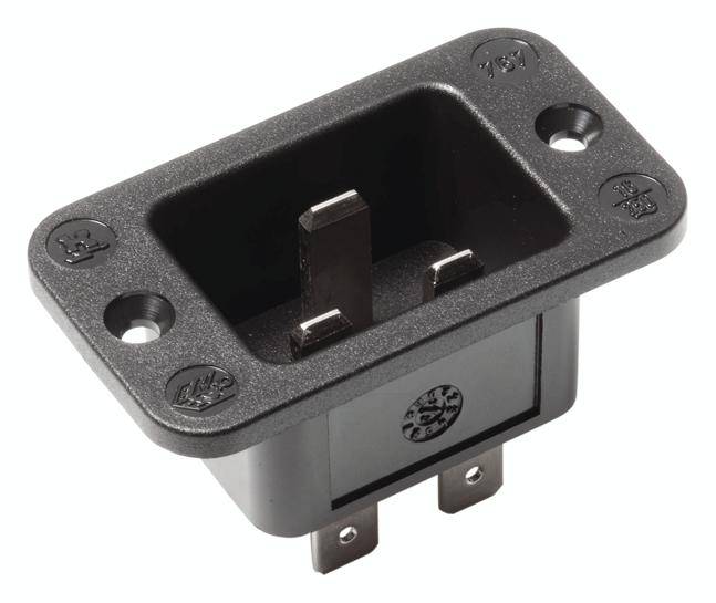 Ein schwarzer Kaltgeräteanschluss, rechteckig, mit drei Kontaktstiften, wird häufig für elektronische Geräte wie Computer verwendet.