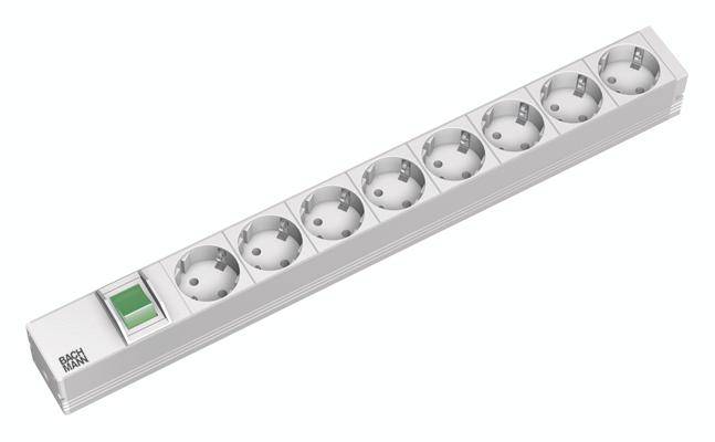 Eine weiße Steckdosenleiste mit acht Steckplätzen und einem grünen Ein/Aus-Schalter.