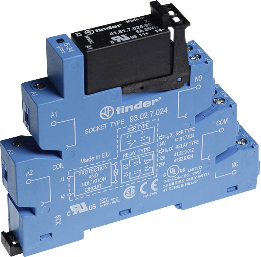 Blauer Relais-Sockel mit elektrischen Anschlüssen für industrielle Steuerungen, aufgedruckte technische Spezifikationen sichtbar.