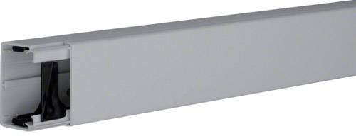 Ein graues Kabelkanalprofil mit abnehmbarem Deckel, geeignet zur ordentlichen Verlegung von Kabeln in Innenräumen.