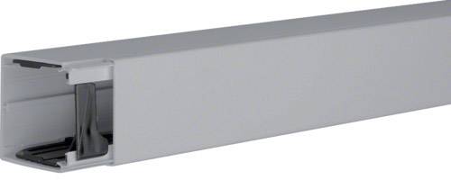 Ein weißer Kabelkanal mit offenem Ende. Sichtbare Innenverkabelung. Design für Ordnung und Schutz von Kabeln in Räumen.