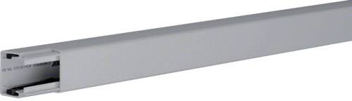 Ein grauer Metallkanal, quadratisch, verwendet zur Kabelführung.