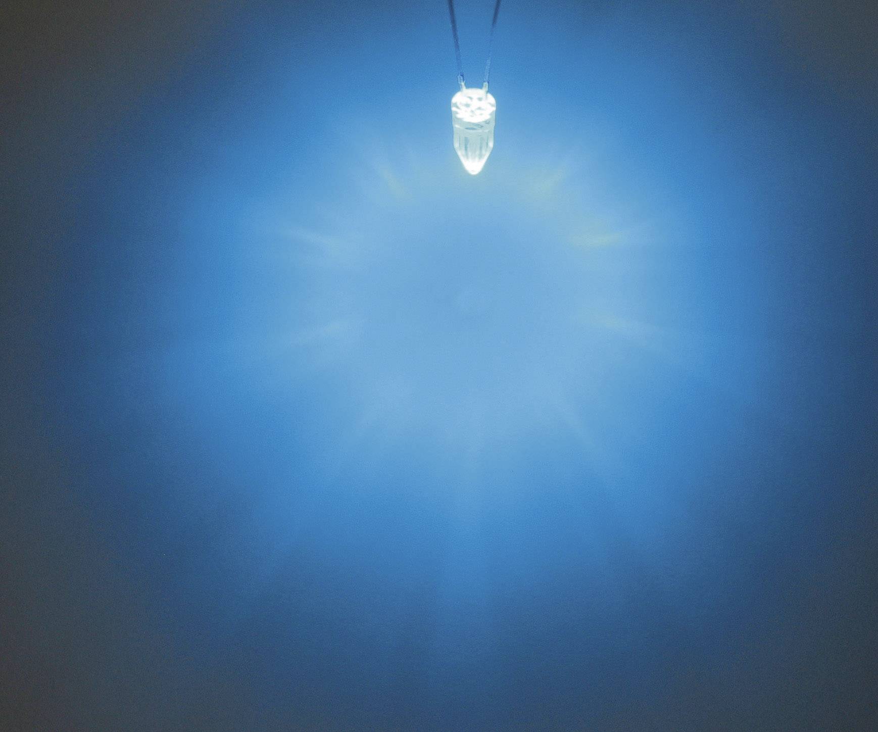 Eine blaue LED-Lampe strahlt gleichmäßig kreisförmig und erzeugt einen sanften Lichteffekt auf einer dunklen Oberfläche.