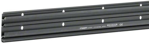 Metallschiene für elektrische Installationen, schwarz, mit mehreren Befestigungslöchern gleichmäßig verteilt über die gesamte Länge.