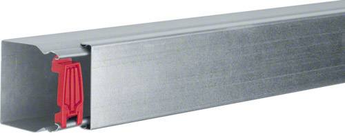 Metallprofil in silberner Farbe mit rotem Kunststoffelement an einem Ende. Verwendet in der Bauindustrie zur Stabilisierung von Strukturen.