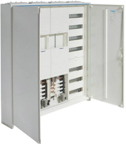 Ein geöffneter Schaltschrank mit verschiedenen elektrischen Komponenten und Verkabelungen sichtbar.