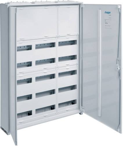 Ein geöffneter Schaltschrank mit mehreren Abschnitten und montierten Modulen, bereit für elektrische Installationen.