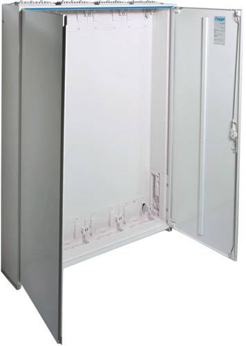 Ein leerer, offener weißer Metallschrank mit einer Glastür, geeignet für die Aufbewahrung von Geräten oder Dokumenten in einem Büro.