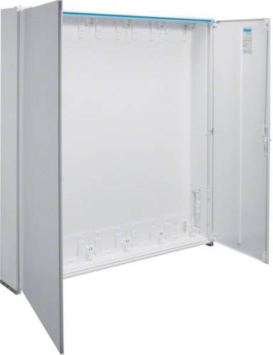 Ein offener, großer, leerer Metall-Schaltschrank mit zwei Türen, geeignet für elektrische Installationen in industriellen Umgebungen.