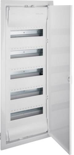 Offener weißer Verteilerkasten mit mehreren horizontalen Schienen für elektrische Komponenten. Tür ist nach rechts geöffnet.